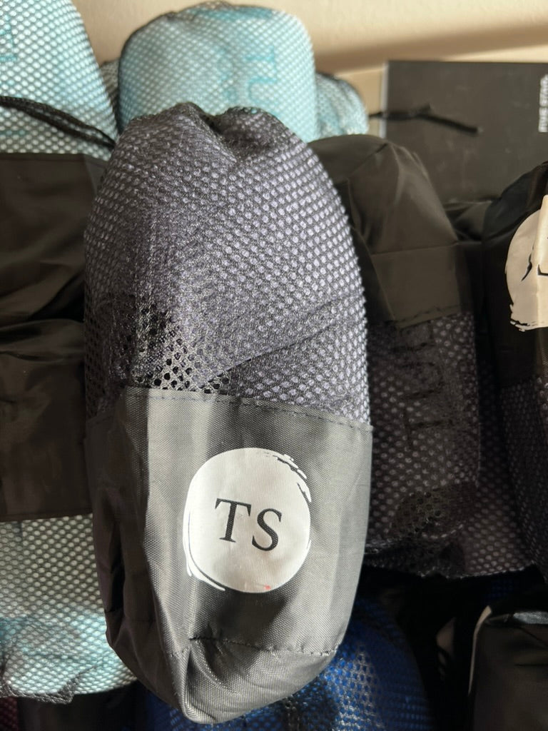 Quick-Dry Microfiber Towel – Compact, Fast-Drying, Mesh Bag Included