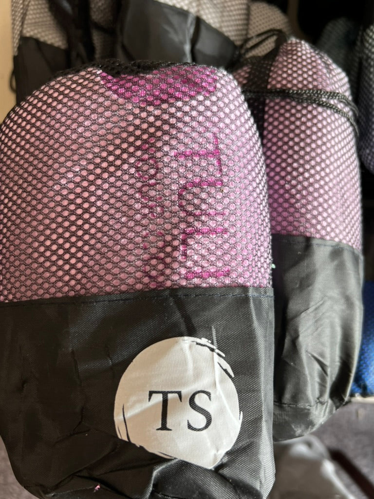 Quick-Dry Microfiber Towel – Compact, Fast-Drying, Mesh Bag Included