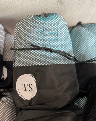 Quick-Dry Microfiber Towel – Compact, Fast-Drying, Mesh Bag Included