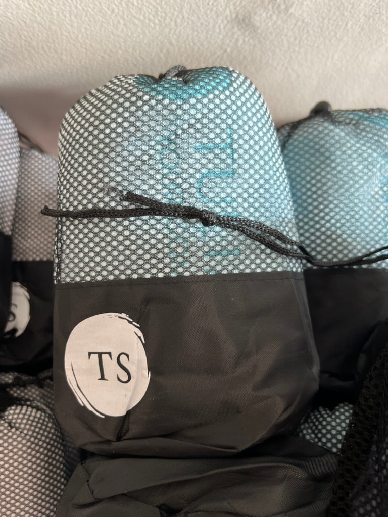 Quick-Dry Microfiber Towel – Compact, Fast-Drying, Mesh Bag Included